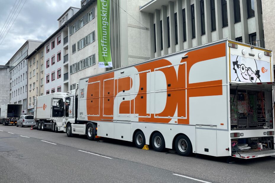 Übertragungswagen des ZDFs vor der Hoffnungskirche